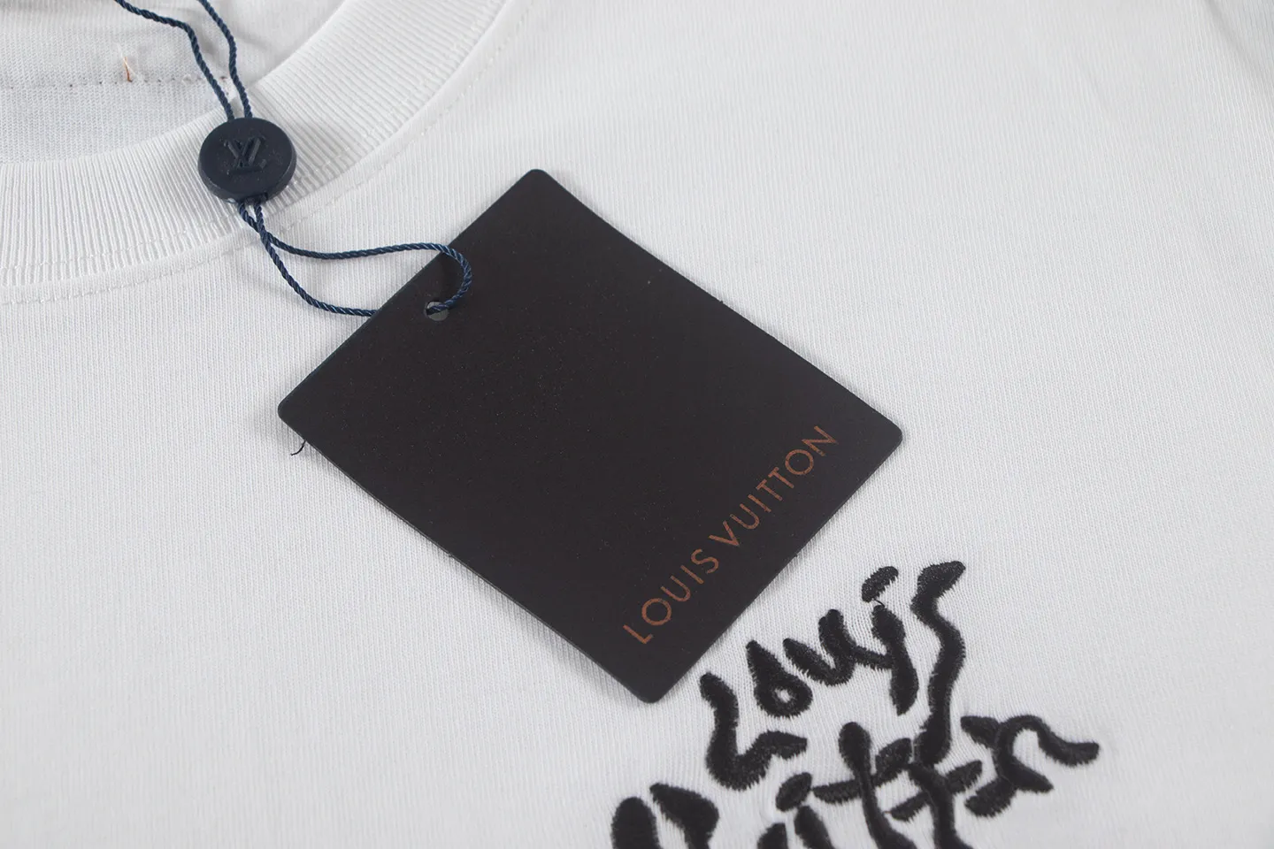 🅿️160 louis vuitto*2026 latest whitewash embroidered short-sleeved T-shirt Material: Made of high version 300g double yarn combed cotton Size: S M L XL Color: black and white Style number: W2809